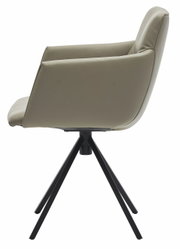 Moderne fauteuil in zijaanzicht met een beige lederen bekleding en een zwart metalen frame.