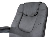 Nahaufnahme eines grauen Chefsessels mit gepolsterter Rückenlehne und Kopfstütze, seitliche Perspektive.