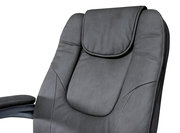 Nahaufnahme eines grauen Chefsessels mit gepolsterter Rückenlehne und Kopfstütze, seitliche Perspektive.