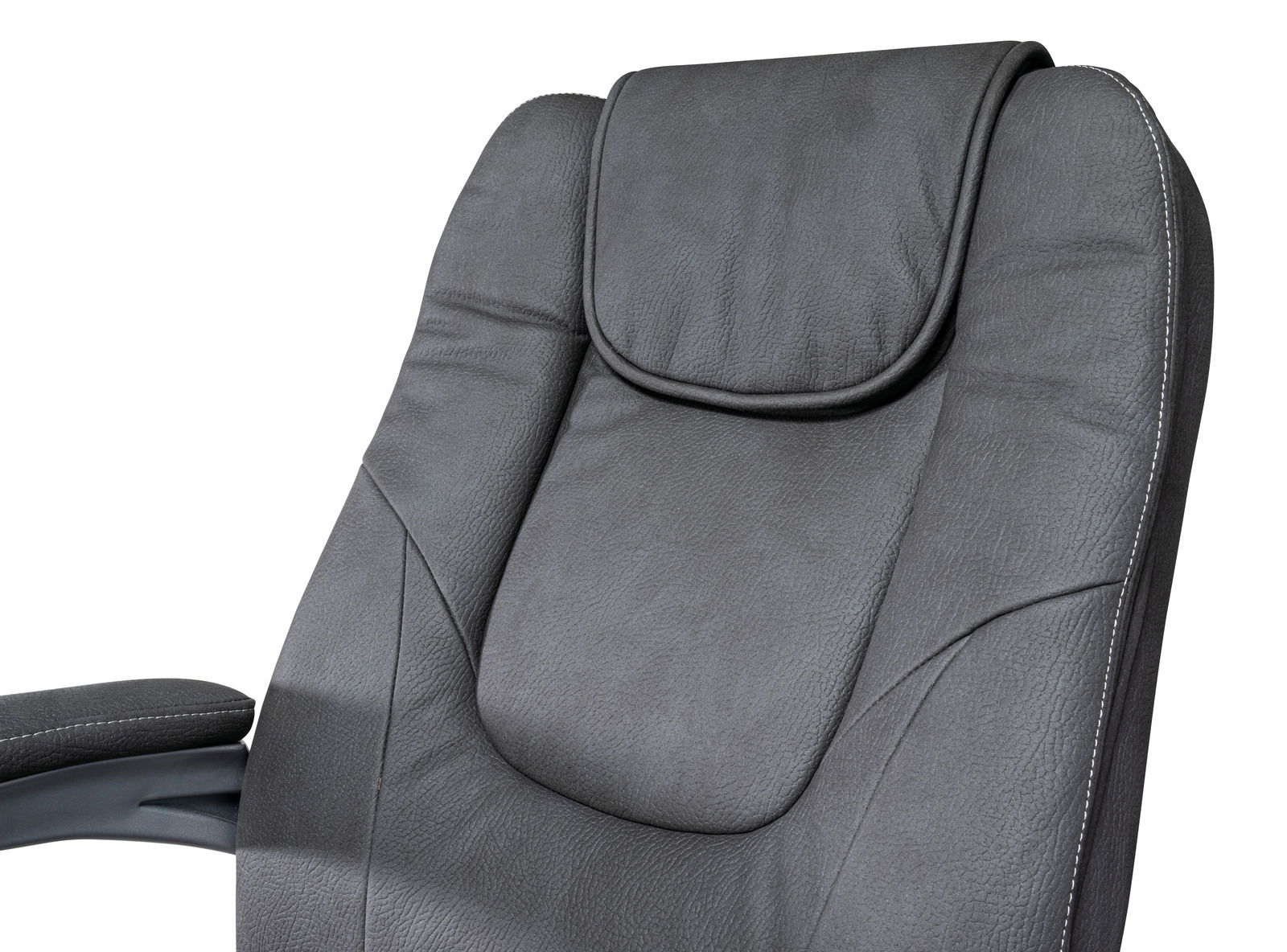 Nahaufnahme eines grauen Chefsessels mit gepolsterter Rückenlehne und Kopfstütze, seitliche Perspektive.