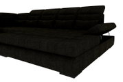 Schwarzes Stoff-Schlafsofa mit gepolsterter Rückenlehne und hochgeklappter Armlehne/Stauraum, schräg von vorn rechts auf weißem Hintergrund