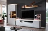Moderne Wohnwandkombination mit LED-Beleuchtung, bestehend aus Highboard, TV-Board und Wandregal, in einer stilvollen Wohnzimmerumgebung. Frontalansicht.