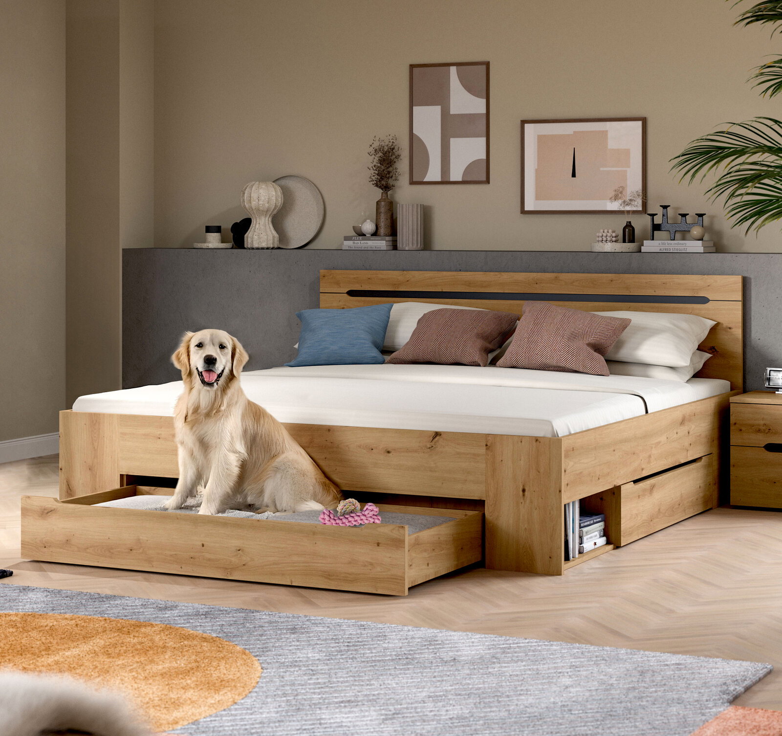 Modernes Holzbett in Eiche-Optik mit hohem Kopfteil, integrierten Schubladen und offenem Stauraum, im Schlafzimmer-Setting; Perspektive: frontale 3/4-Ansicht von links.