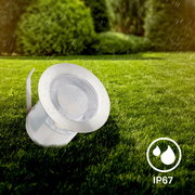 Edelstahl-Einbaustrahler im Gras, IP67, seitliche Perspektive
