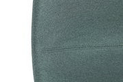 Nahaufnahme des Stoffbezugs eines Home Office Drehstuhls in grüner Farbe, Detailansicht der Textur.