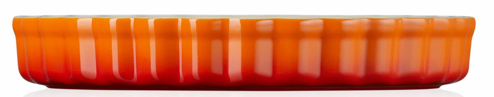 Seitliche Ansicht einer runden Tarte-Form in Ofenrot mit geriffeltem Rand.