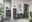Moderne Badezimmerkommode in dunklem Grau, frontal fotografiert, mit Pflanzen und Dekorationen.