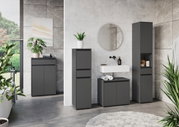Moderne Badezimmerkommode in dunklem Grau, frontal fotografiert, mit Pflanzen und Dekorationen.