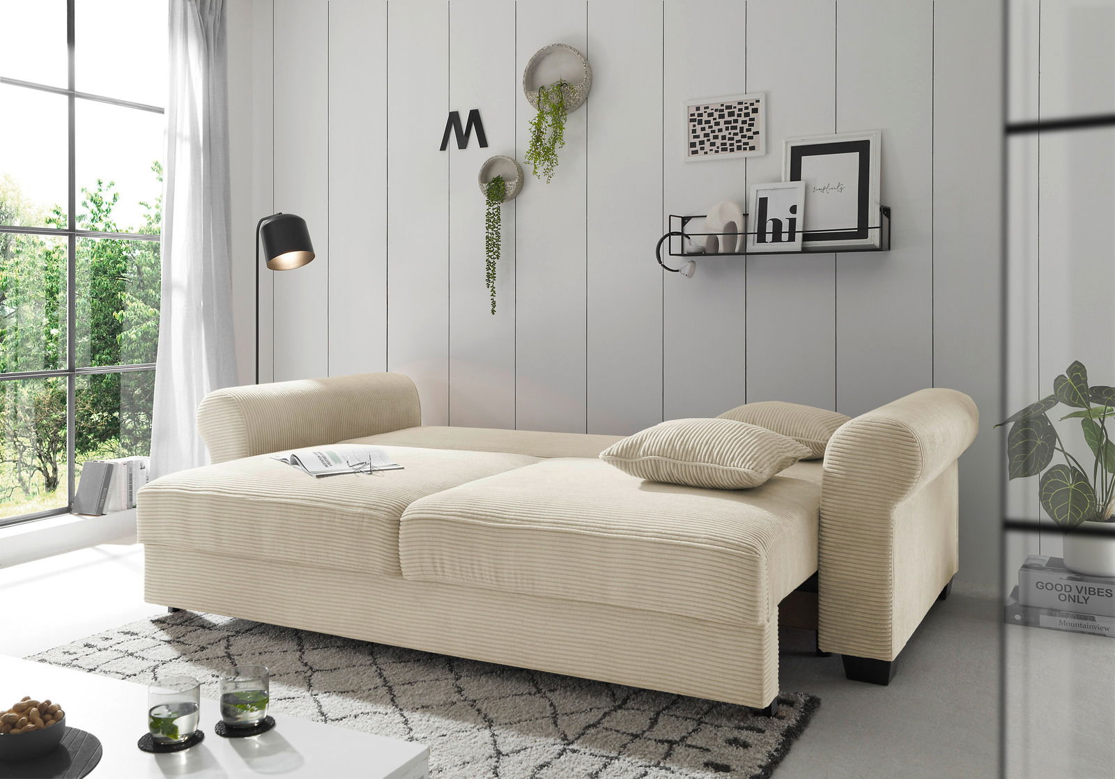 Beiges Funktionssofa in einem modernen Wohnzimmer, seitliche Perspektive, mit Kissen und dekorativen Elementen.