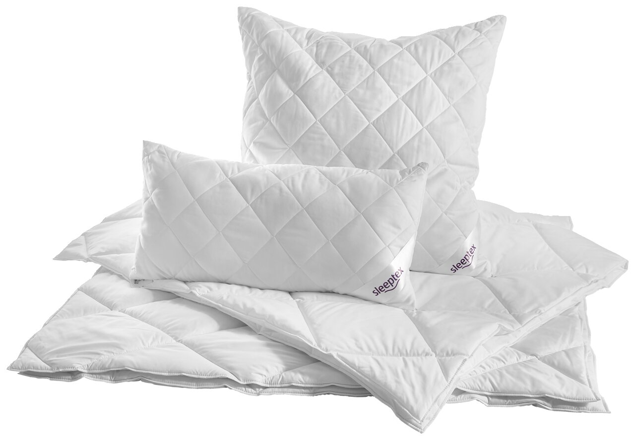 Weißes Sommerbett-Set von Sleeptex, bestehend aus einer Bettdecke und zwei Kissen, in einer leicht schrägen Perspektive präsentiert.