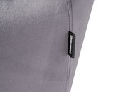 Nahaufnahme eines grauen Drehstuhls mit einem schwarzen Etikett der Marke CARRYHOME an der Seite.