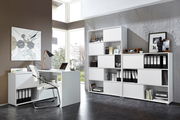 Moderne Büroumgebung mit weißem Schreibtisch und Schiebetürenregalen der Serie SANNA von Germania, seitliche Perspektive.