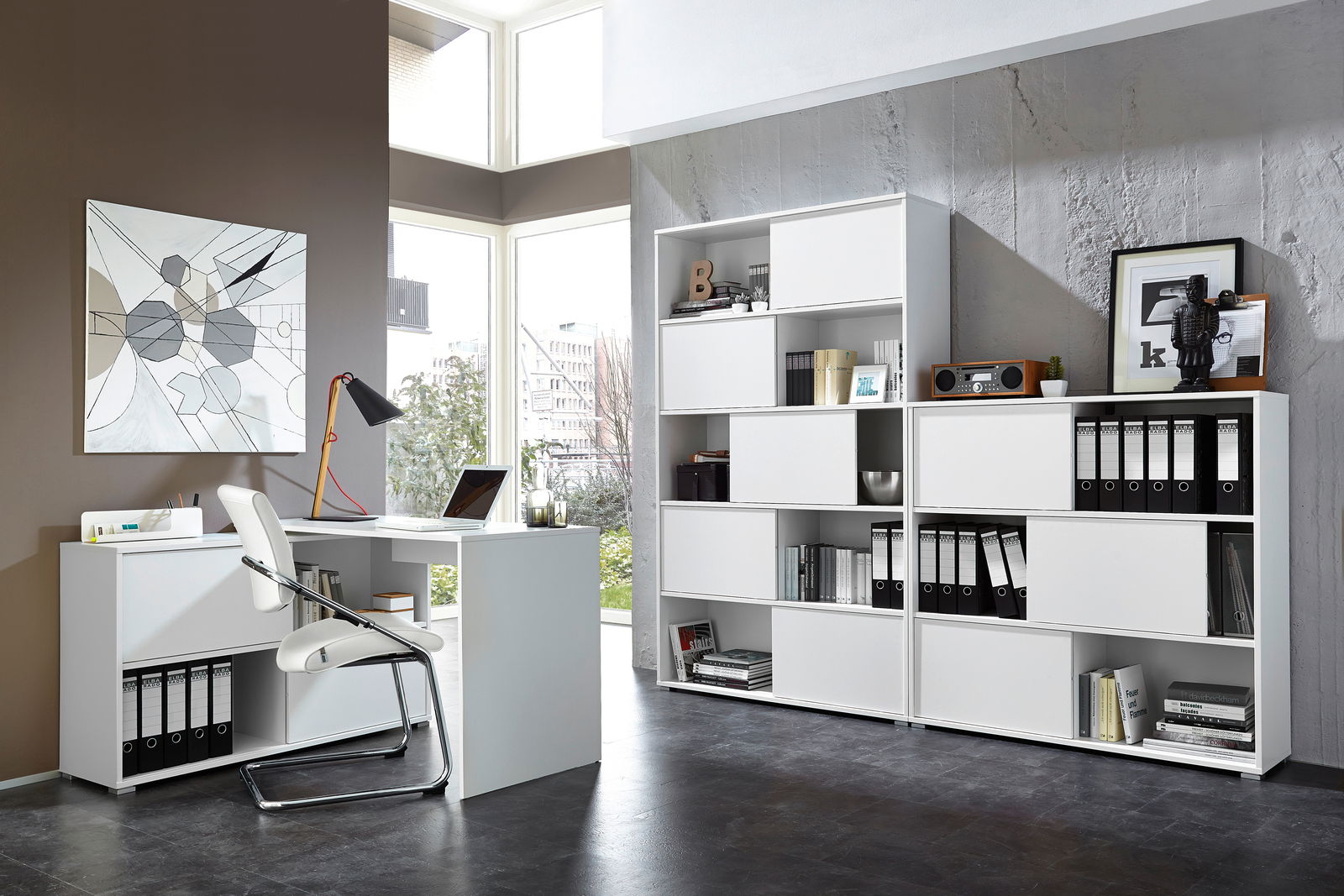 Moderne Büroumgebung mit weißem Schreibtisch und Schiebetürenregalen der Serie SANNA von Germania, seitliche Perspektive.