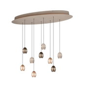 Mehrflammige Design-Pendelleuchte mit ovalem Deckenbaldachin und neun eiförmigen Lampenschirmen in Weiß, Bronze und Kupfer an schwarzen Kabeln, schräg von unten fotografiert