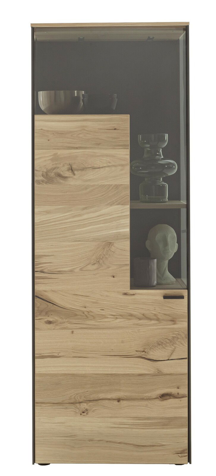 Frontale Ansicht eines Highboards mit Holzoptik und Glaselementen, dekoriert mit Schalen und einer Skulptur.