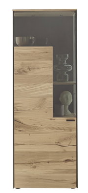 Vooraanzicht van een hoog dressoir met houtlook en glazen elementen, versierd met schalen en een beeldje.