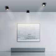 Moderne LED-Deckenleuchte in einem minimalistischen Raum, von unten betrachtet.