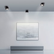 Moderne led-plafondlamp in een minimalistische ruimte, van onderaf gezien.