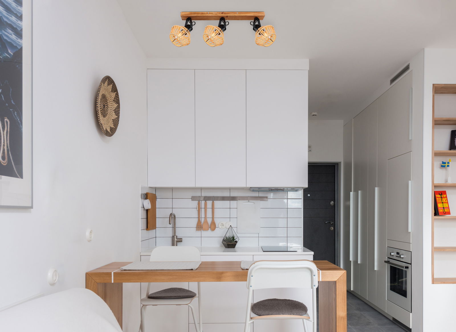 Drei Strahler VALLI an der Decke einer modernen Küche, aus der Perspektive des Raumes fotografiert.