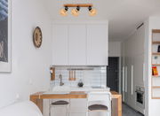 Drei Strahler VALLI an der Decke einer modernen Küche, aus der Perspektive des Raumes fotografiert.