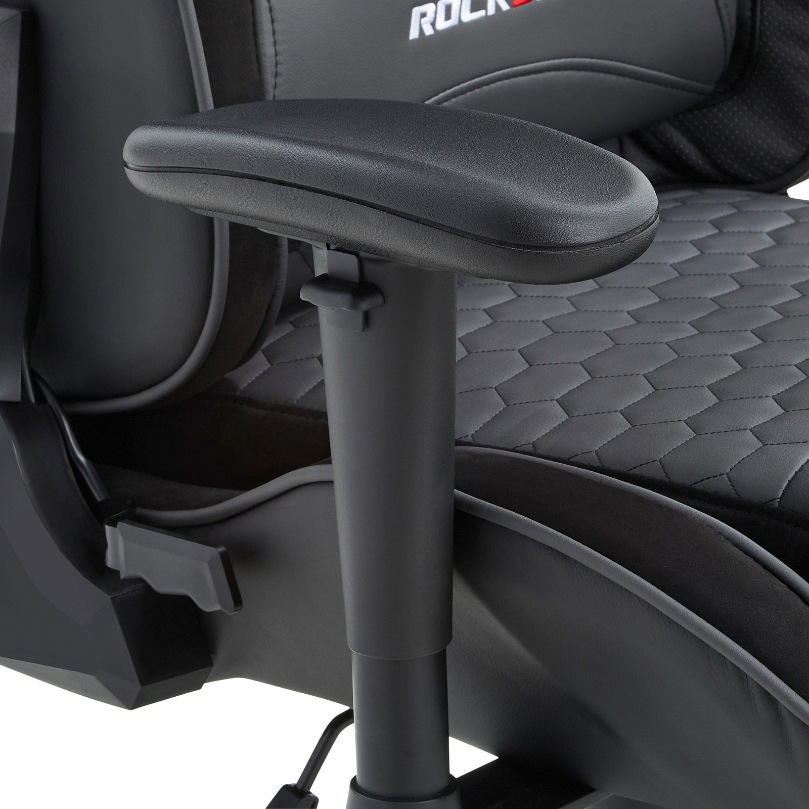 Nahaufnahme eines Gaming Stuhls mit verstellbarer Armlehne und gepolstertem Sitz in schwarzem Design, seitliche Perspektive.