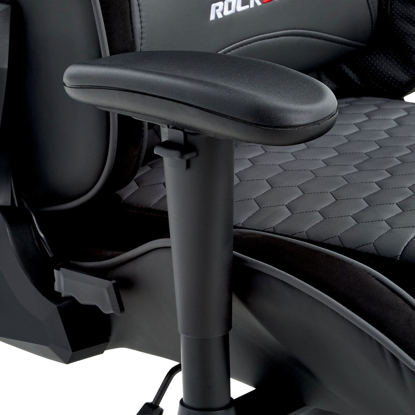 Nahaufnahme eines Gaming Stuhls mit verstellbarer Armlehne und gepolstertem Sitz in schwarzem Design, seitliche Perspektive.