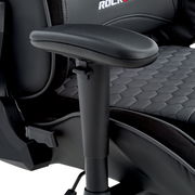 Nahaufnahme eines Gaming Stuhls mit verstellbarer Armlehne und gepolstertem Sitz in schwarzem Design, seitliche Perspektive.