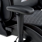 Nahaufnahme eines Gaming Stuhls mit verstellbarer Armlehne und gepolstertem Sitz in schwarzem Design, seitliche Perspektive.
