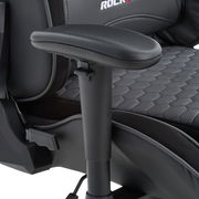 Nahaufnahme eines Gaming Stuhls mit verstellbarer Armlehne und gepolstertem Sitz in schwarzem Design, seitliche Perspektive.