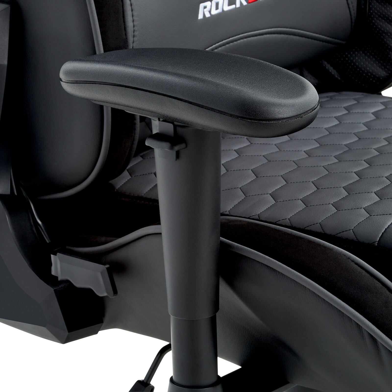 Nahaufnahme eines Gaming Stuhls mit verstellbarer Armlehne und gepolstertem Sitz in schwarzem Design, seitliche Perspektive.