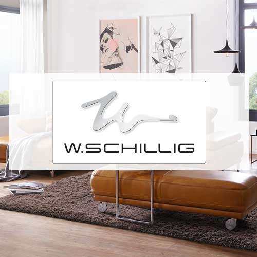 Moderne woonkamer met een witte bank, een bruine leren bank, een abstracte muurschildering en een staande lamp. Het logo van W Schillig is afgebeeld.