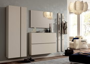 Modernes Garderobenset in Beige mit Schrank, Spiegel und Hakenleiste, seitliche Perspektive