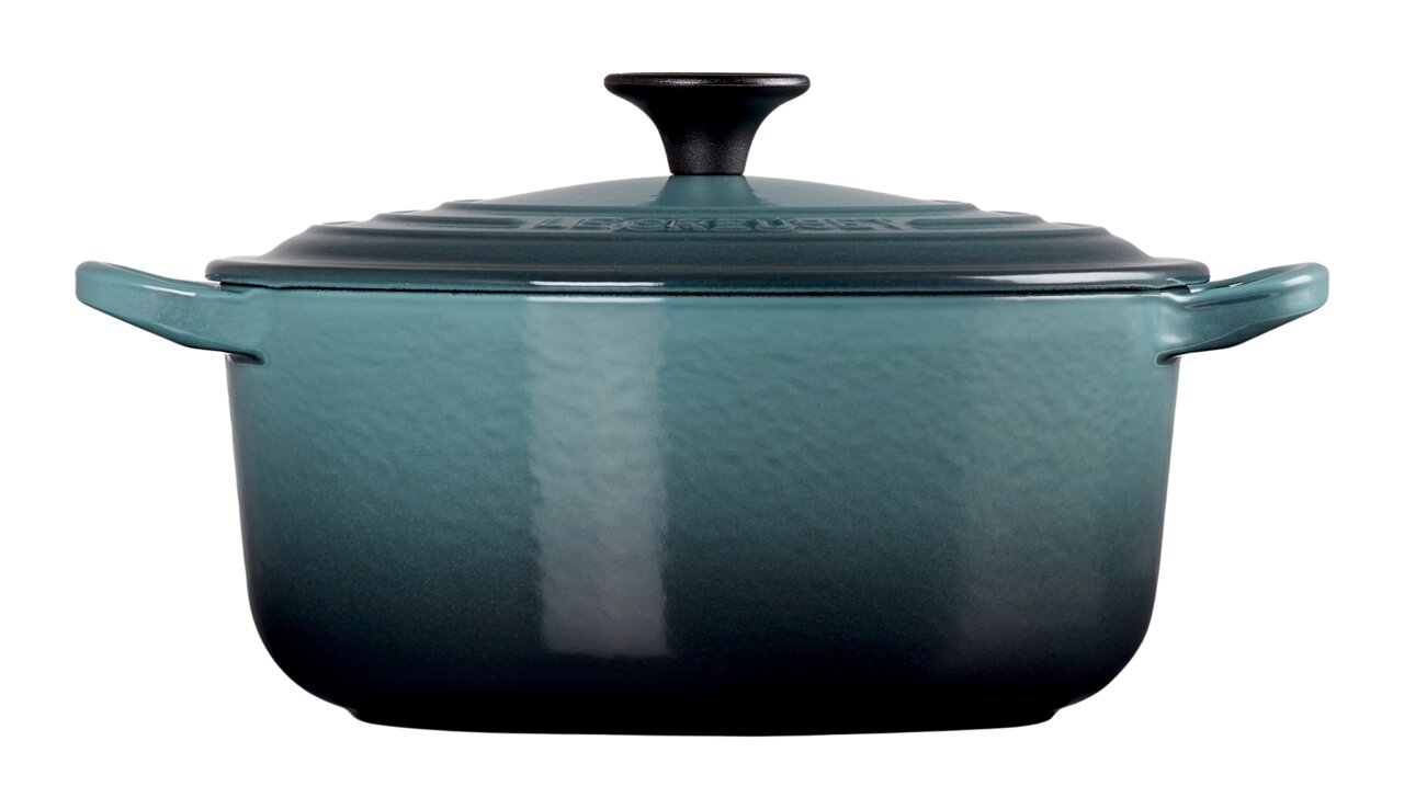 LE CREUSET Braadpan 20 cm Tradition OCEAN Frontale Ansicht eines runden, ozeanblauen Bräters mit Deckel und zwei Griffen.