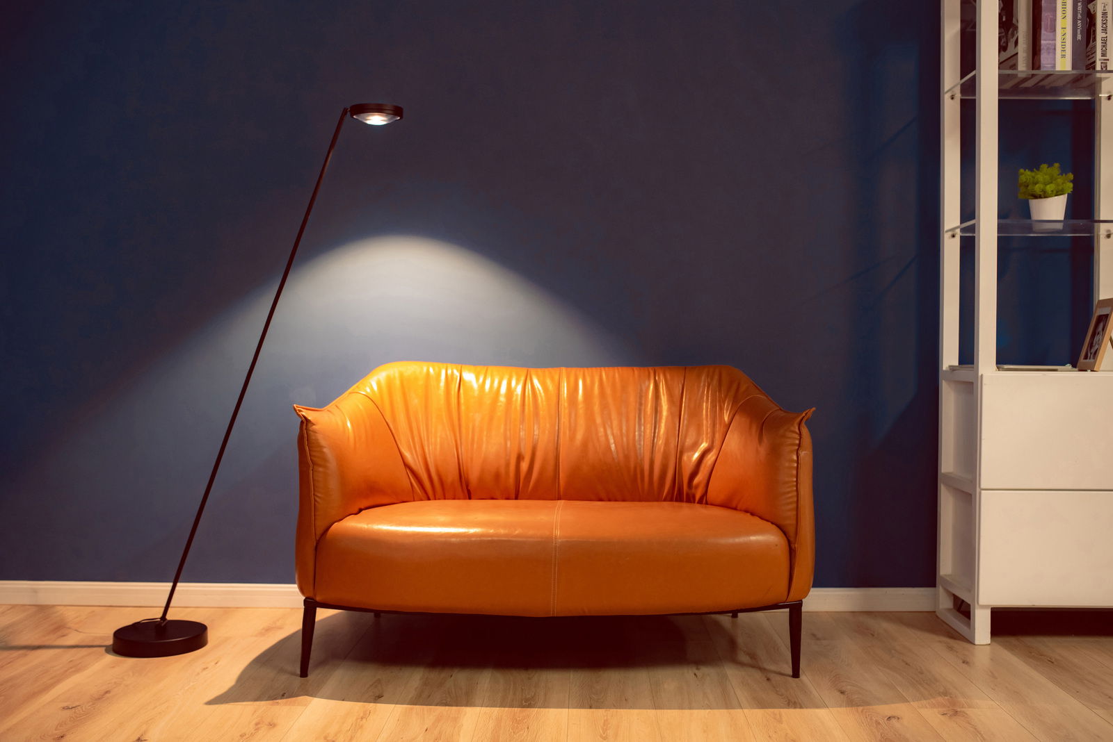 Megatron LED-StehleuchteOTTICA STANDO Moderne LED Stehleuchte in einem gemütlichen Wohnzimmer, seitliche Perspektive