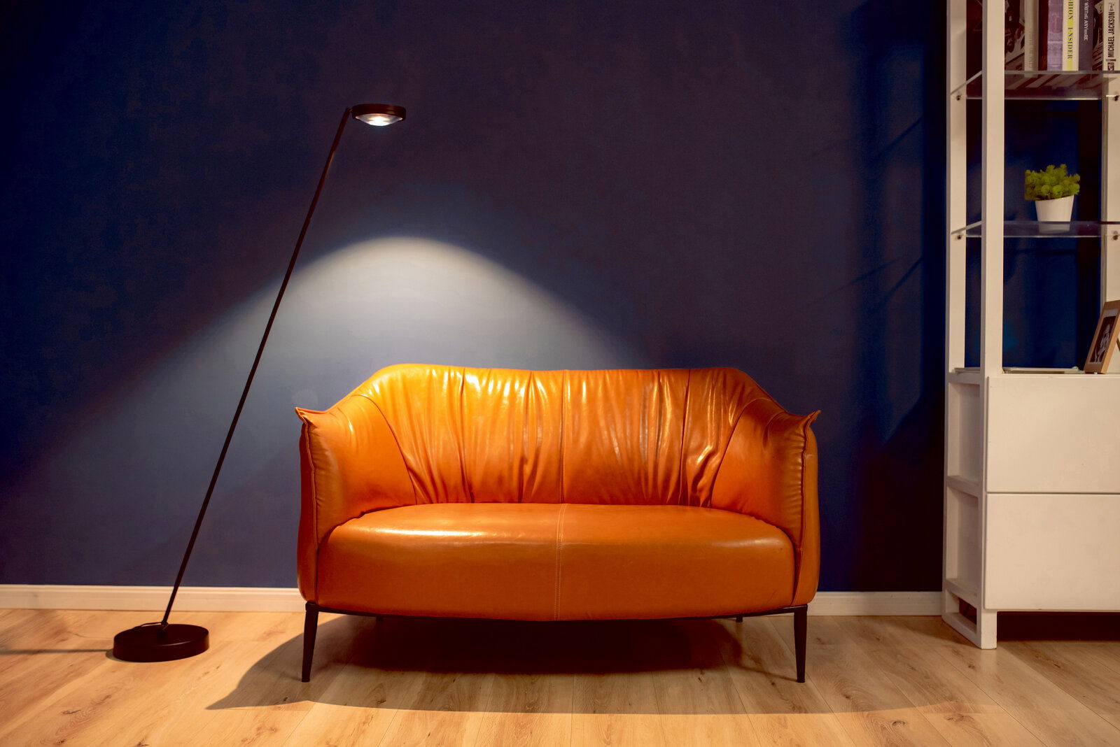 Moderne LED Stehleuchte in einem gemütlichen Wohnzimmer, seitliche Perspektive