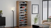 Hoher Schuhschrank mit geöffneter Tür, gefüllt mit verschiedenen Schuhen, in einem modernen Wohnzimmer mit seitlicher Perspektive.