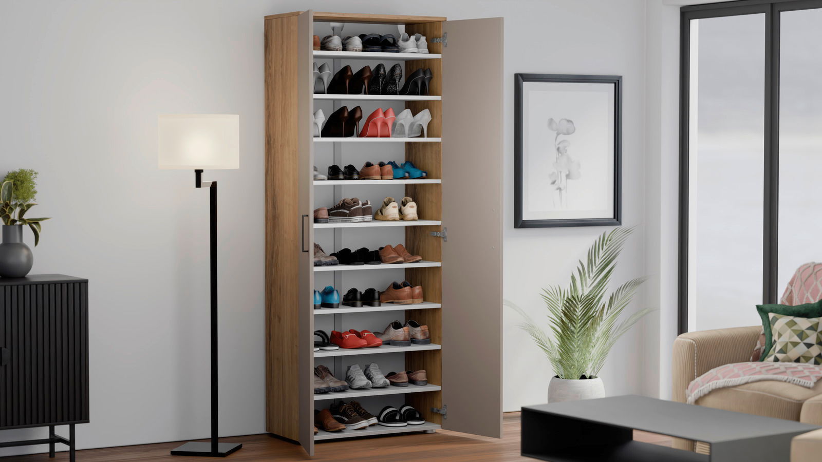 Hoher Schuhschrank mit geöffneter Tür, gefüllt mit verschiedenen Schuhen, in einem modernen Wohnzimmer mit seitlicher Perspektive.