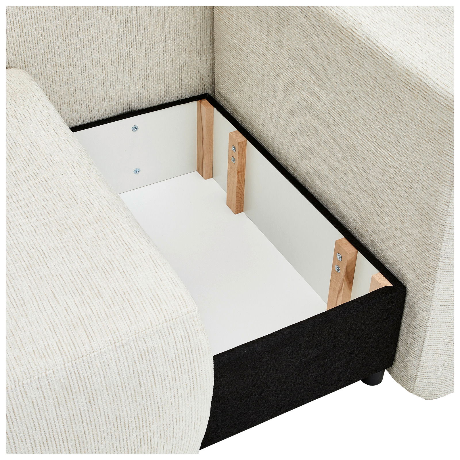 Innenansicht eines Stauraums einer cremefarbenen Recamiere mit Holzverstärkungen, von oben betrachtet.