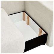 Innenansicht eines Stauraums einer cremefarbenen Recamiere mit Holzverstärkungen, von oben betrachtet.