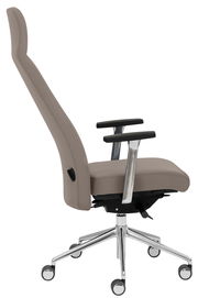 Moderner Chefsessel in Seitenansicht mit hoher Rückenlehne, verstellbaren Armlehnen und stabiler Chrombasis auf Rollen.