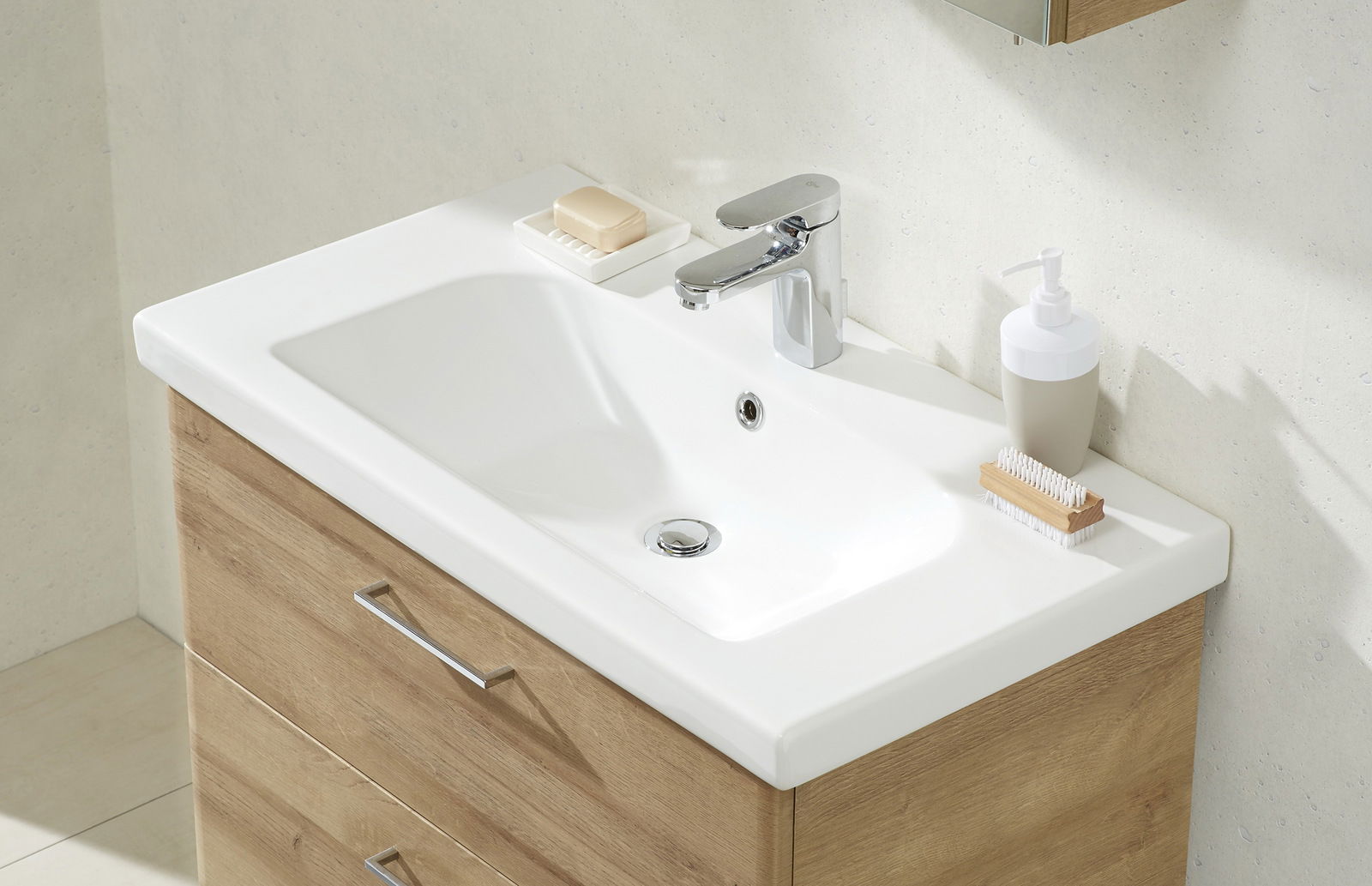 XORA Waschtischlösung PAULA Moderner Waschtisch mit Holzunterschrank, Armatur und Seifenspender, aus der Vogelperspektive fotografiert.