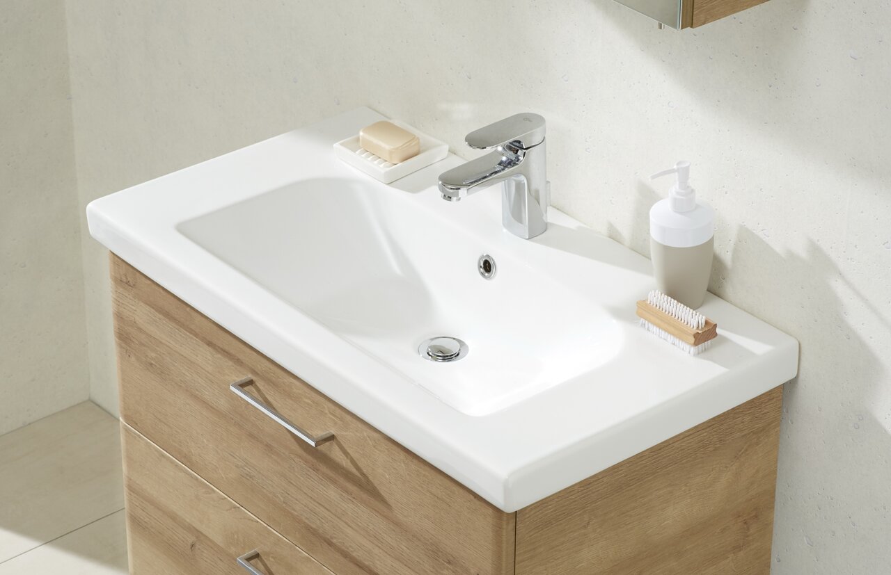 XORA Waschtischlösung PAULA Moderner Waschtisch mit Holzunterschrank, Armatur und Seifenspender, aus der Vogelperspektive fotografiert.