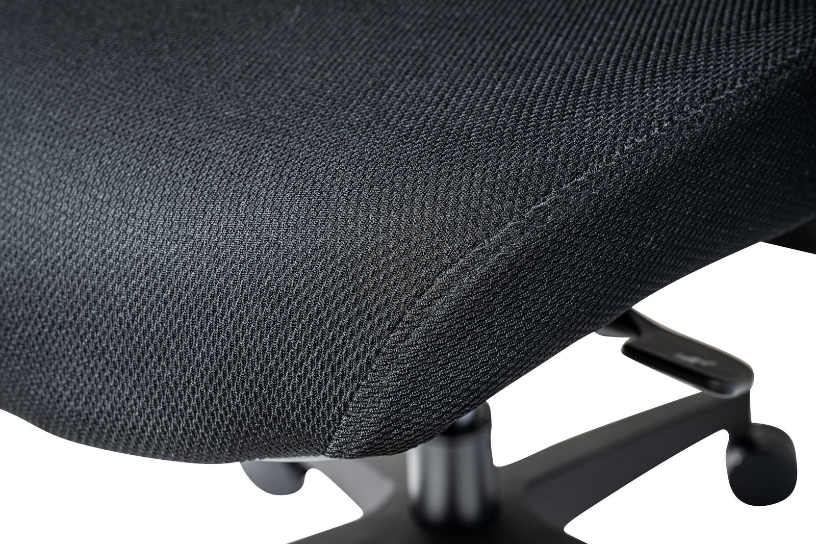 Nahaufnahme eines schwarzen Drehstuhlsitzes mit Textilbezug, seitliche Perspektive