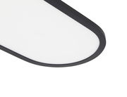 Nahaufnahme eines LED-Panels mit schwarzem Rahmen aus der Seitenperspektive