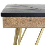 Nahaufnahme eines Beistelltisches mit schwarzer Tischplatte, naturbelassenem Holzrahmen und goldenen Metallbeinen, seitliche Perspektive.