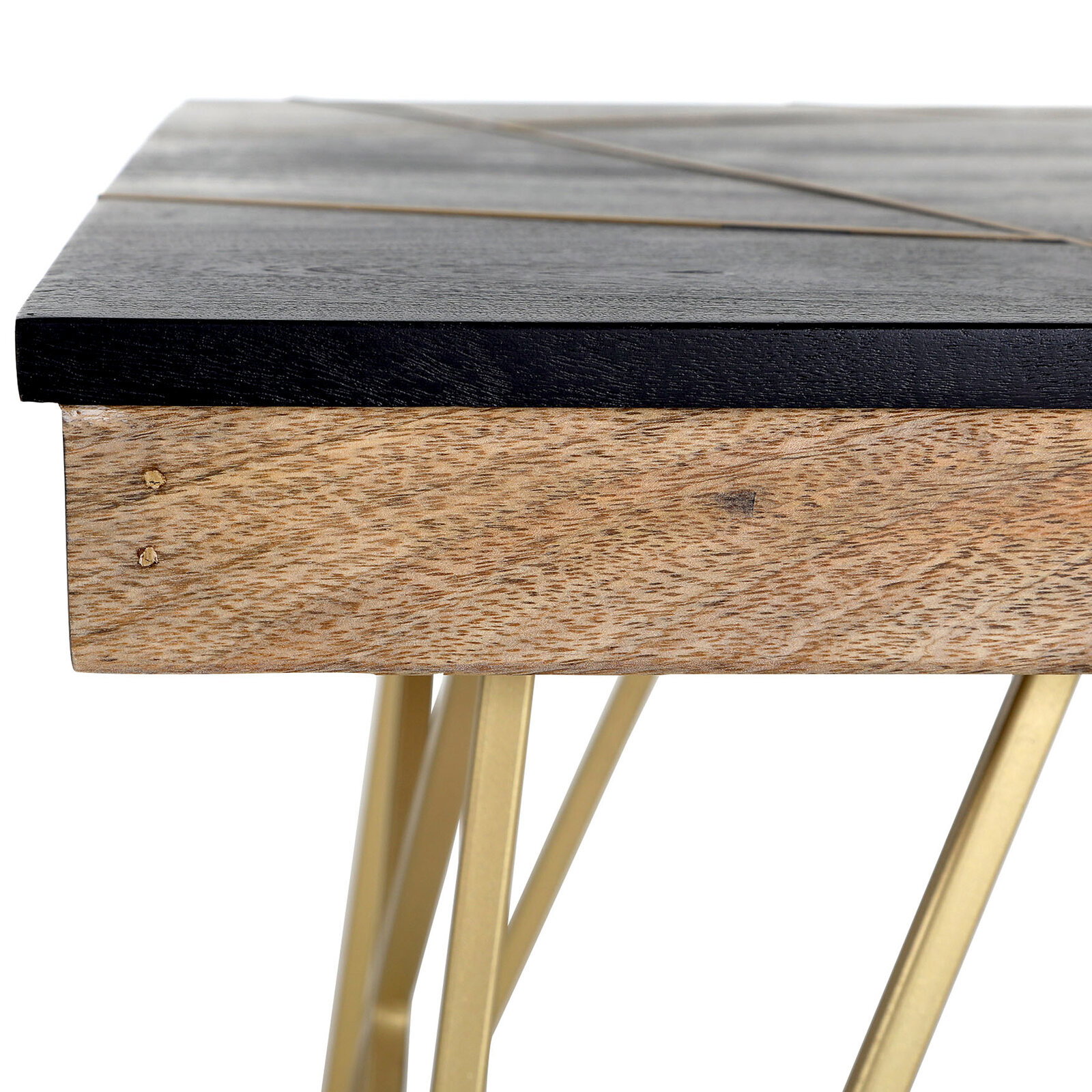 Nahaufnahme eines Beistelltisches mit schwarzer Tischplatte, naturbelassenem Holzrahmen und goldenen Metallbeinen, seitliche Perspektive.