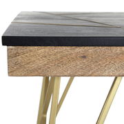 Nahaufnahme eines Beistelltisches mit schwarzer Tischplatte, naturbelassenem Holzrahmen und goldenen Metallbeinen, seitliche Perspektive.