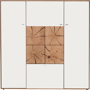 Frontansicht eines modernen Highboards mit weißen Türen und dekorativen Holzelementen in der Mitte.