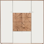 Frontansicht eines modernen Highboards mit weißen Türen und dekorativen Holzelementen in der Mitte.