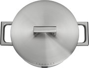 Edelstahl-Kochtopf mit Deckel und zwei seitlichen Griffen, Draufsicht von oben auf den geschlossenen Topf